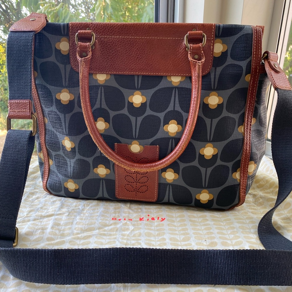 Orla Kiely Messenger Bag-Textured Vinyl Wallflower
Print Large Jeanie Bag